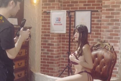 Талантливый фотограф и сексуальная идол -девушка на горячей фотографии