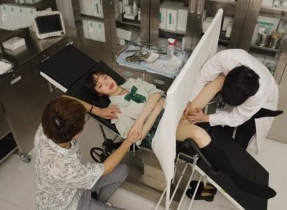 Врачи осматривают пациентов в собственной клинике