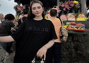 Танцор Нху Квинх демонстрирует горячую сцену