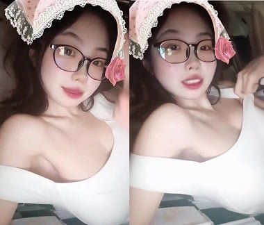 Em gái xinh đẹp mời bạn đến nhà vui vẻ khám phá