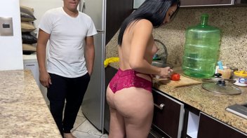 Madrasta desinibida só de lingerie na sala